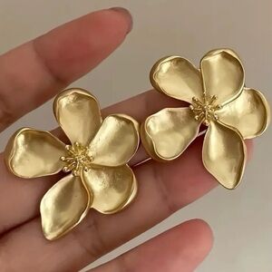 ✨Anthropolgie Avanta Petal Earrings